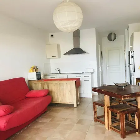 2 Pieces Avec Terrasse, A 100m De La Et Parking Prive, - Fr-1-63-301