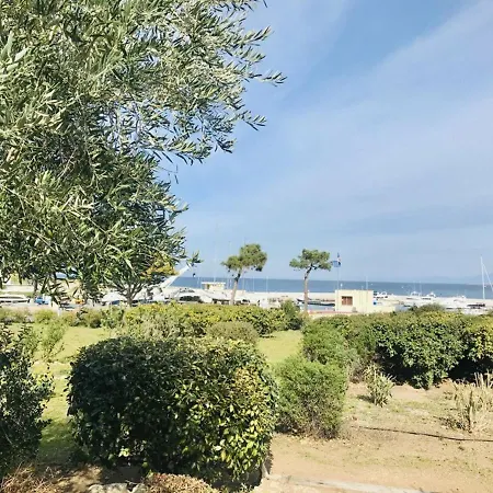 2 Pieces Avec Terrasse, A 100m De La Et Parking Prive, - Fr-1-63-301 *