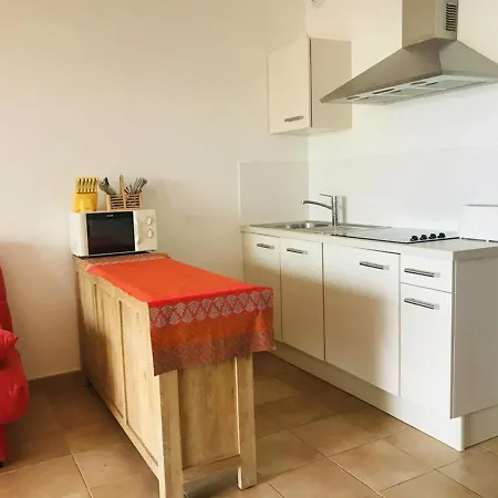 2 Pieces Avec Terrasse, A 100m De La Et Parking Prive, - Fr-1-63-301 Appartamento
